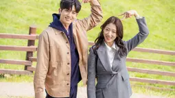 Foto-foto tersebut diambil saat syuting adegan di mana Nam Ha Neul tiba-tiba berkencan dengan Yeo Jung Woo setelah wawancara yang gagal. (Foto: JTBC)
