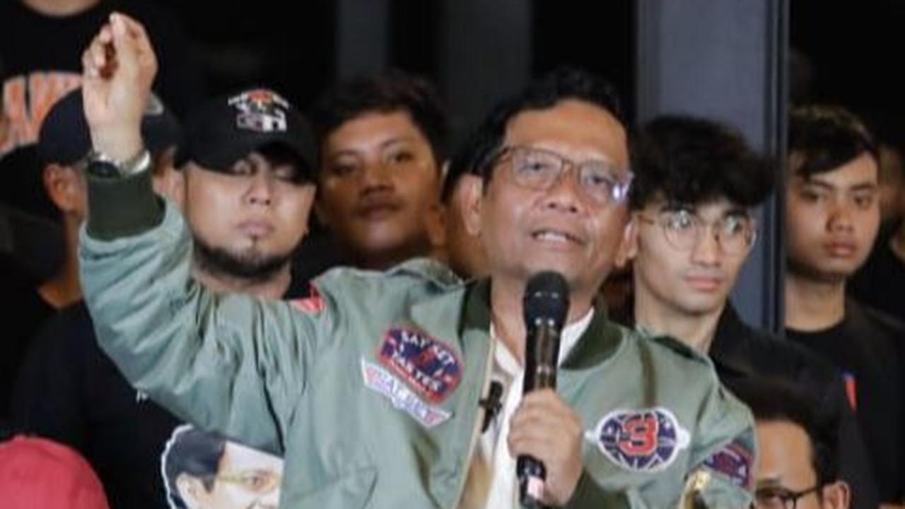 Sementara itu, calon wakil presiden (cawapres) nomor urut 3, Mahfud MD enggan berkomentar terkait pertemuan Surya Paloh dan Presiden Jokowi.