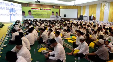 Suasana Istighosah menyambut Milad ke-54 Partai Golkar dan Hari Santri Nasional, di aula DPP Partai Golkar, Jakarta, Kamis (18/10). Kegiatan itu bertema "Memperkokoh Keberagaman untuk Mewujudkan Indonesia Damai dan Sejahtera". (Liputan6.com/Johan Tallo)