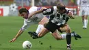 Gelandang Juventus, Zinedine Zidane, berebut bola dengan bek Real Madrid, Manuel Sanchis, pada laga Liga Champions di Stadion Amsterdam Arena, Amsterdam, Kamis (21/5/1998). (AFP/Jacques Demarthon)