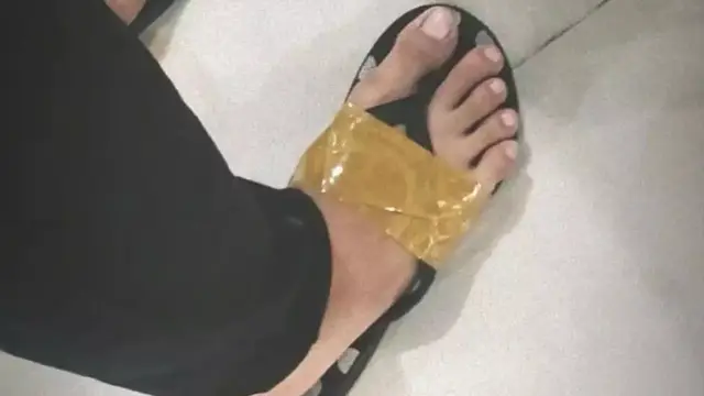 6 Cara Orang Akali Sandal Jepit Putus Ini Kocak, Solusi Bisa Kembali Dipakai
