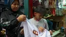 Penjualan peralatan dan seragam sekolah di Pasar Jatinegara, Jakarta meningkat hingga 30 persen menjelang tahun ajaran baru 2024/2025. (Liputan6.com/Herman Zakharia)