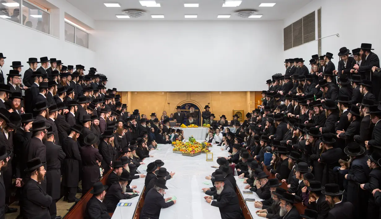 Yahudi ultraortodoks dari dinasti Nadvorna Hasid merayakan pesta Tu Bishvat di Kota Bnei Brak, Israel, Senin (21/1). Pada perayaan ini mereka duduk dengan para rabi di meja panjang yang penuh dengan buah-buahan. (AP Photo/Oded Balilty)
