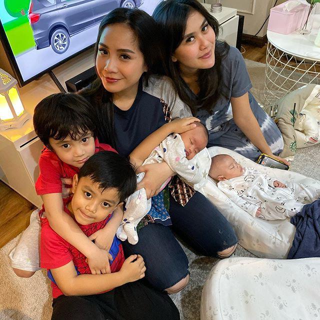 6 Momen Kebersamaan Raffi Ahmad dan Nagita Slavina dengan Anak Kembar Syahnaz Sadiqah