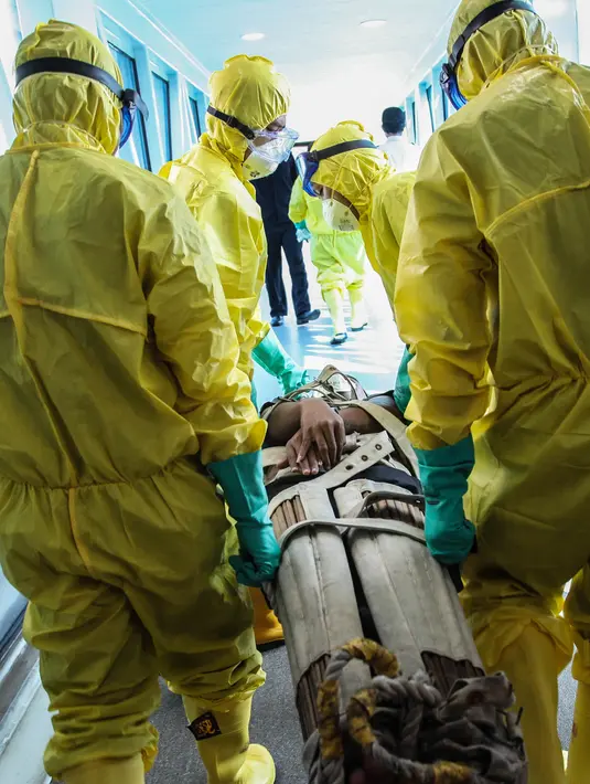 Tim medis mengevakuasi pasien terinfeksi virus corona saat simulasi di Pelabuhan Belawan, Medan, Sumatera Utara, Senin (3/2/2020). Simulasi ini dilakukan untuk meningkatkan kesiapan dalam menangani pasien terinfeksi virus corona. (Ivan Damanik/AFP)