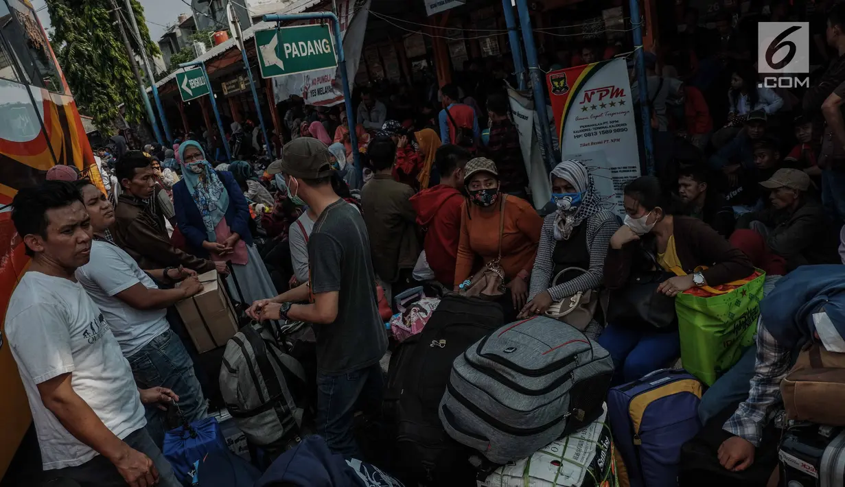 Calon penumpang menunggu bus di Terminal Kalideres, Jakarta, Kamis (30/5/2019). Menurut Badan Pengelola Transportasi Jabodetabek (BPTJ) puncak arus mudik di Terminal Kalideres diprediksi akhir pekan ini, mulai dari Jumat hingga Sabtu. (Liputan6.com/Faizal Fanani)