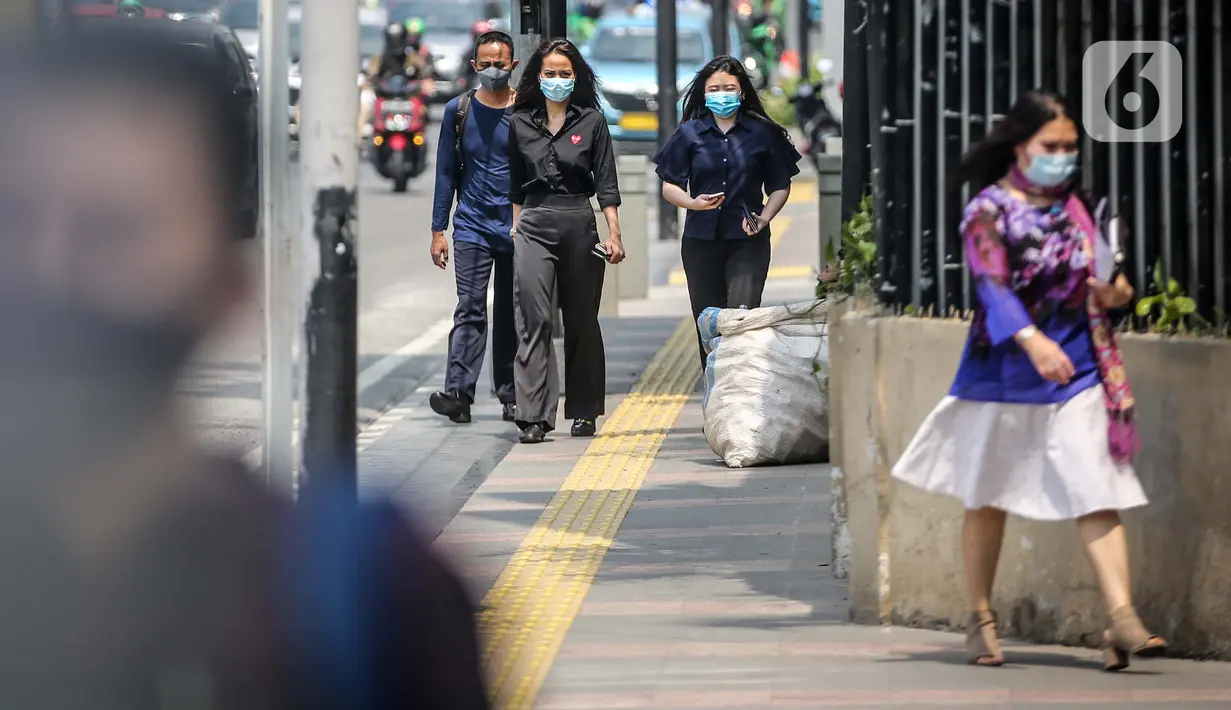 Sejumlah pegawai perkantoran di Jalan Sudirman, Jakarta, Rabu (29/7/2020). Perkantoran, khususnya kantor pemerintahan, menjadi sumber kluster baru terbesar selain permukiman dan pasar. (Liputan6.com/Faizal Fanani)