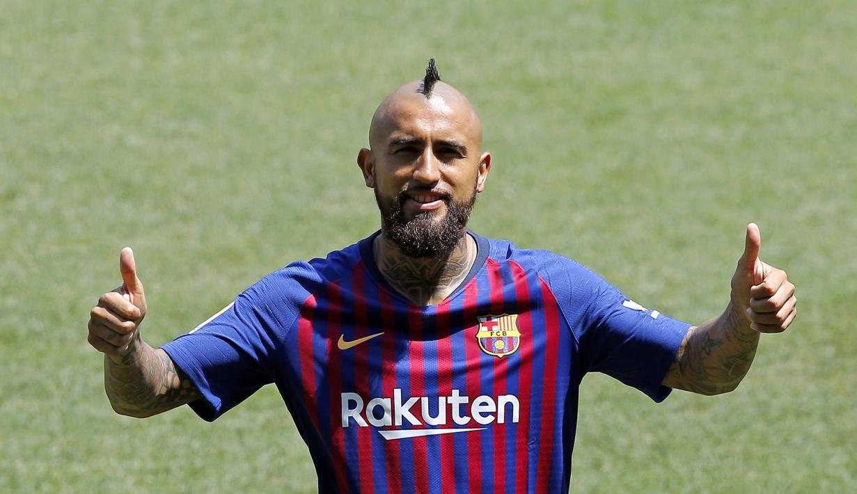 Pemain baru Barcelona, Arturo Vidal, saat perkenalan di Stadion Camp Nou, Senin, (7/8/2018). Barcelona merogoh kocek sebesar 19 juta euro untuk mengamankan jasa pria berkebangsaan Cile itu. (AP/Manu Fernandez)