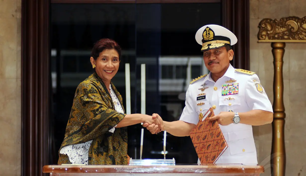 Kementerian Kelautan dan Perikanan (KKP) menandatangani nota kesepahaman dengan TNI Angkatan Laut di Mabes TNI, Cilangkap, (1/12/2014). (Liputan6.com/Helmi Fithriansyah)