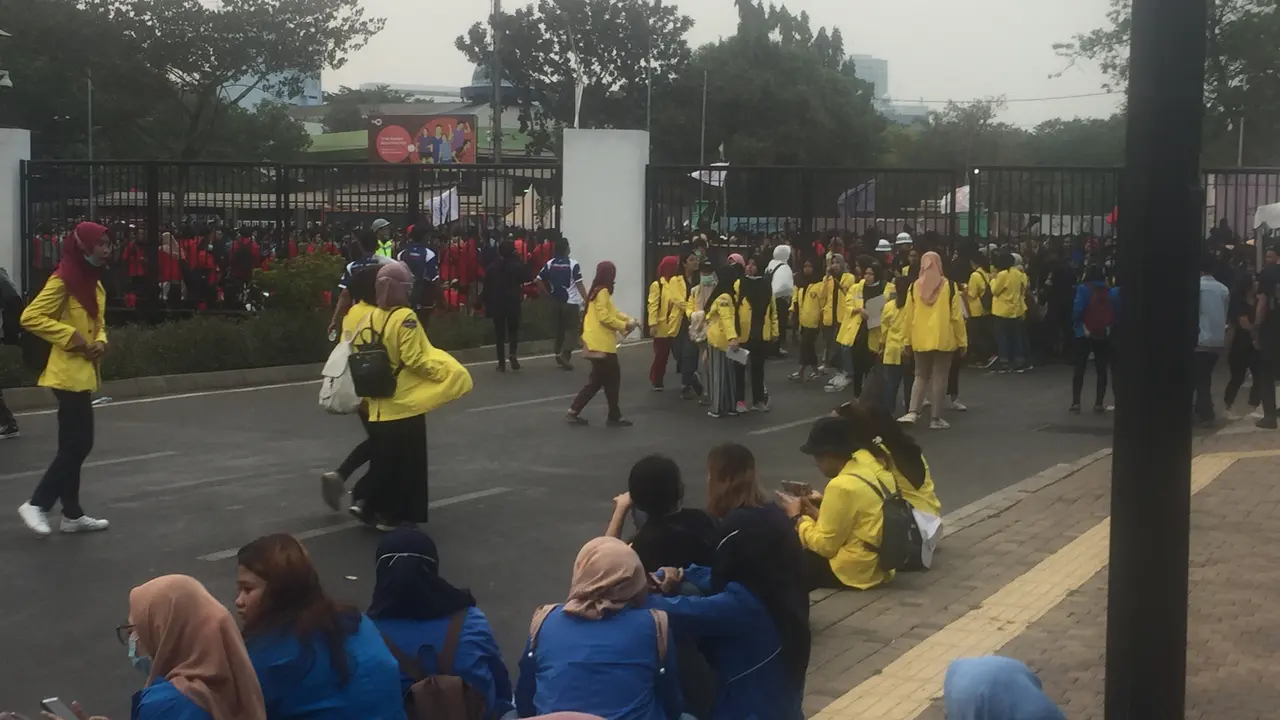 Mahasiswa yang demo di DPR ke kawasan GBK.