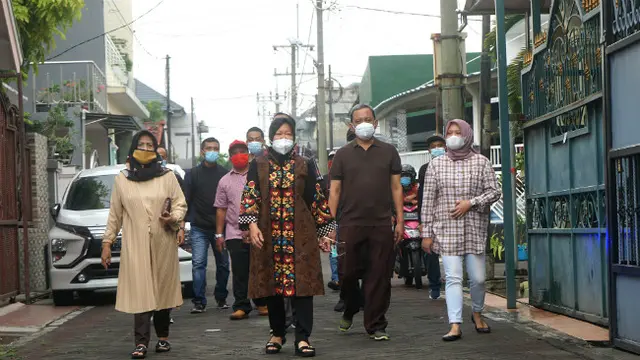 Wali Kota Surabaya Tri Rismaharini (Risma) berjalan menuju TPS pada Rabu, 9 Desember 2020. (Foto: Dok Istimewa)