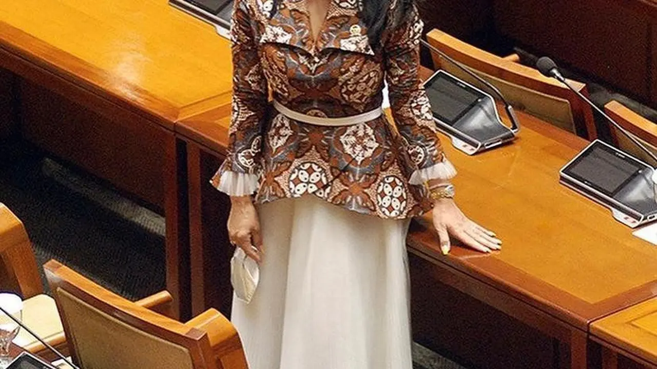 11 Model Atasan Batik Wanita Modern, Simple dan Modis untuk Kerja