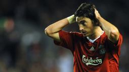 Reaksi kecewa gelandang Liverpool, Albert Riera setelah gagal memanfaatkan peluang saat menghadapi Debrecen pada laga Liga Champions 2009/2010 di Anfield Stadium, Liverpool (16/9/2009). Albert Riera didatangkan Liverpool pada awal musim 2008/2009 dari Espanyol dengan nilai transfer sebesar 9,8 juta euro atau kini setara Rp159 miliar. Pada awal musim 2010/2011 ia dilepas ke Olympiakos dengan nilai transfer 6 juta euro. Pada Juli 2016 ia memutuskan pensiun bersama klub terakhirnya FC Koper. (AFP/Paul Ellis)