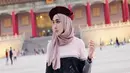 Gaya hijab dengan paduan fashion kekinian ala selebgram cantik, Richa Etika Ulhaq ini juga banyak disukai para netizen. Terbukti dengan memiliki followers lebih dari 200 ribu, gaya hijab Richa mampu jadi inspirasi. (Liputan6.com/Instagram/@ richaeu)