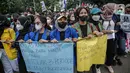 <p>Sejumlah mahasiswa yang tergabung dalam Aliansi Mahasiswa Indonsia (AMI) menggelar aksi demonstrasi di Patung Kuda, Jakarta Kamis (21/4/2022). Mereka juga menolak menuntut tolak wacana perpanjangan masa jabatan presiden. (Liputan6.com/Faizal Fanani)</p>