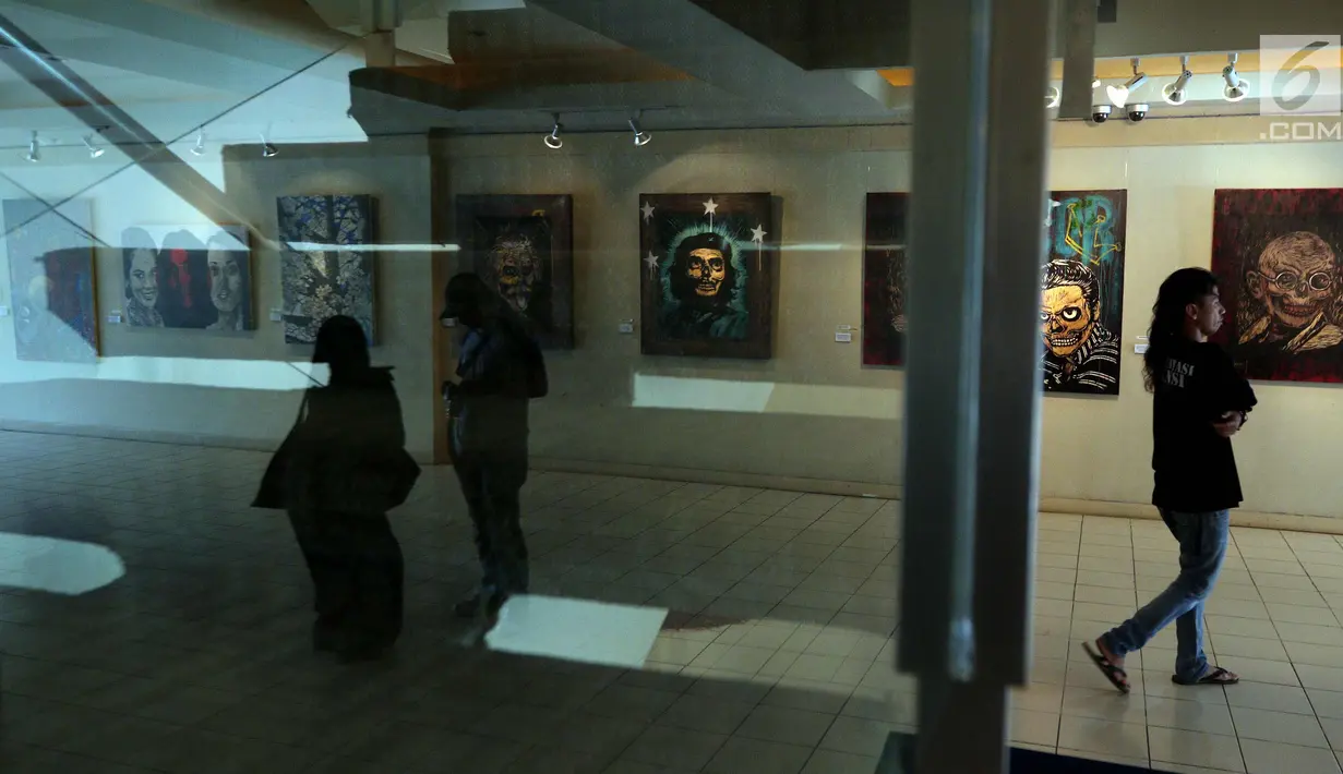 Pengunjung melihat Pameran Visual bertajuk "Pang! No Border, No Class" yang di selenggarakan di Galeri Cipta 3, Tim, Jakarta Pusat (22/4). Pameran ini di gelar sampai tanggal 30 April 2018 mendatang. (Liputan6.com/Johan Tallo)