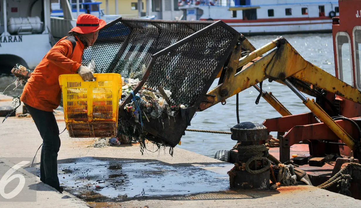 Perahu UPK Pesisir dan Pantai dikerahkan untuk membersihkan sampah di Dermaga Kali Adem, Jakarta, Kamis (14/4/2016). Kurangnya pemahaman warga tentang kebersihan lingkungan membuat Dermaga Kali Adem kerap dipenuhi sampah. (Liputan6.com/Yoppy Renato)