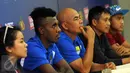 Dua pemain dan dua asisten pelatih tim finalis Piala Bhayangkara 2016 melakukan sesi juma pers jelang laga final di Stadion GBK Jakarta, Sabtu (2/4/2016). Laga final akan berlangsung pada Minggu (3/4). (Liputan6.com/Helmi Fithriansyah)