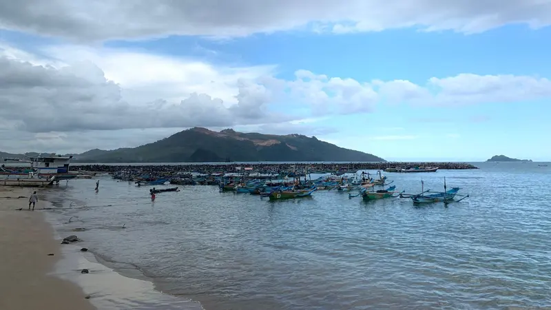 Pantai Pancer di Banyuwangi, pelabuhan kecil tempat kapal-kapal menuju Wedi Ireng