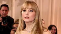 Jennifer Lawrence Kejutkan Karpet Merah Golden Globes 2026, Seksi dengan Gaun Transparan