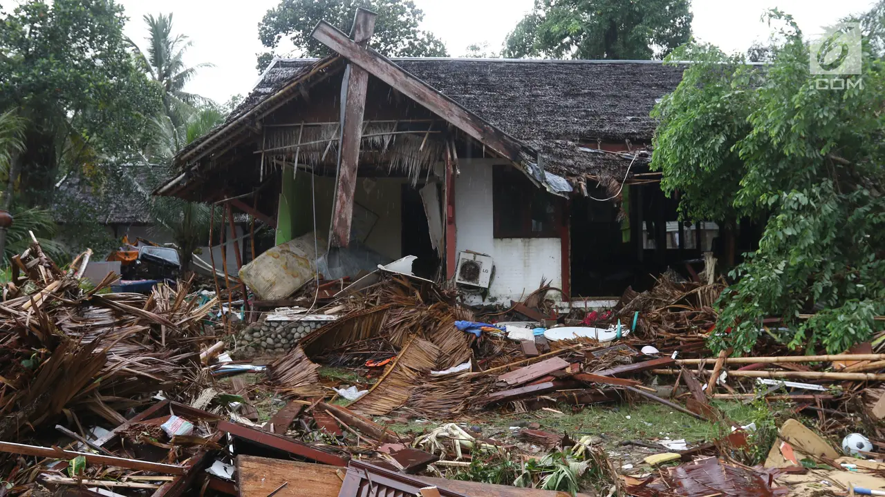 Dampak Tsunami Anyer, Penginapan di Pantai Carita Rusak Berat