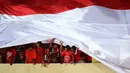 Persipuramania mengibarkan bendera merah putih raksasa pada pembukaan Torabika Soccer Championship 2016 di Stadion Mandala, Jayapura, Papua, Jumat (29/4/2016). (Bola.com/Nicklas Hanoatubun)