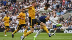 Hingga babak pertama usai Tottenham Hotspur masih gagal menembus pertahanan Wolverhampton. Son Heung-min dan Harry Kane di lini depan Spurs jarang mendapat service dari lini tengah yang tampil minim kreativitas. (AP/Frank Augstein)