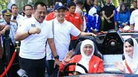 Gubernur Jawa Timur Khofifah Indar Parawansa coba naik mobil Lowo Ireng Reborn. (Foto: Instagram Gubernur Jawa Timur Khofifah Indar Parawansa)