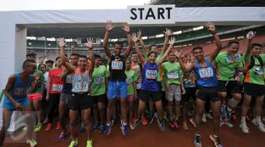 Pelari bersorak jelang melakukan start di lingkaran lapangan Stadion Gelora Bung Karno, Jakarta, Minggu (22/5/2016). Tercatat 2.100 pelari ambil bagian dalam Gelora Run 2016, ajang lari melintasi tribun Stadion GBK. (Liputan6.com/Helmi Fithriansyah)