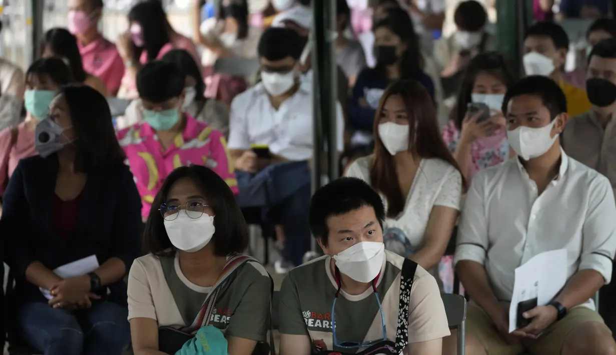 Puluhan pasangan yang mengenakan masker untuk melindungi diri dari penyebaran virus corona menunggu untuk menandatangani surat nikah mereka pada Hari Valentine di distrik Bang-Rak, yang diterjemahkan sebagai "Distrik Cinta", di Bangkok, Thailand, Senin (14/2/2022). (AP Photo/Sakchai Lalit)