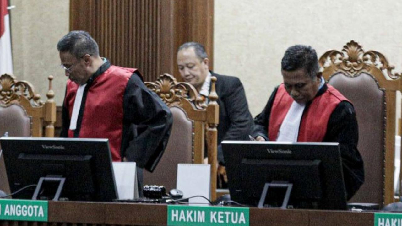 Penundaan ini bukan tanpa alasan, dalam sidang itu Hakim Ketua Suparman Nyompa mengatakan alasannya.