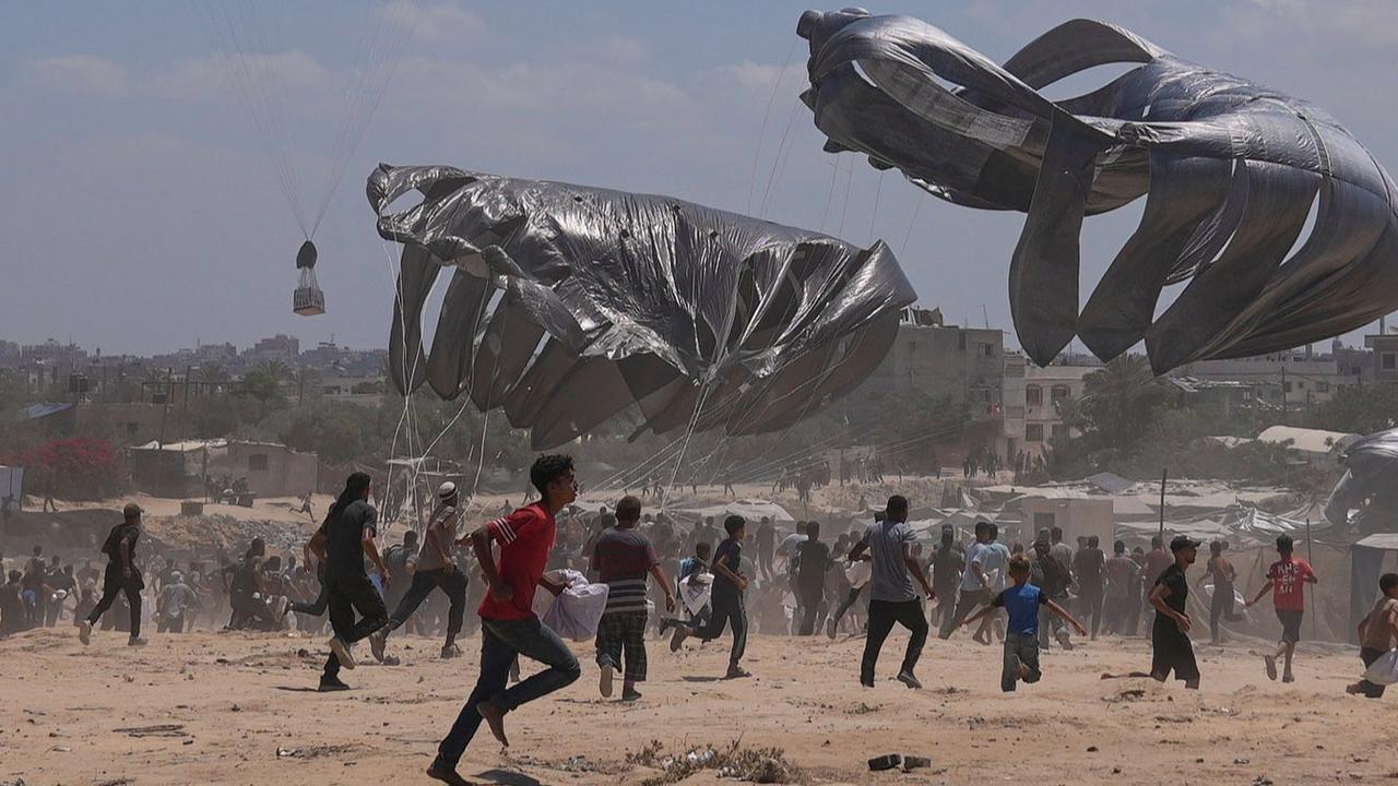 FOTO: Perjuangan Warga Gaza Berebut Bantuan dari Langit