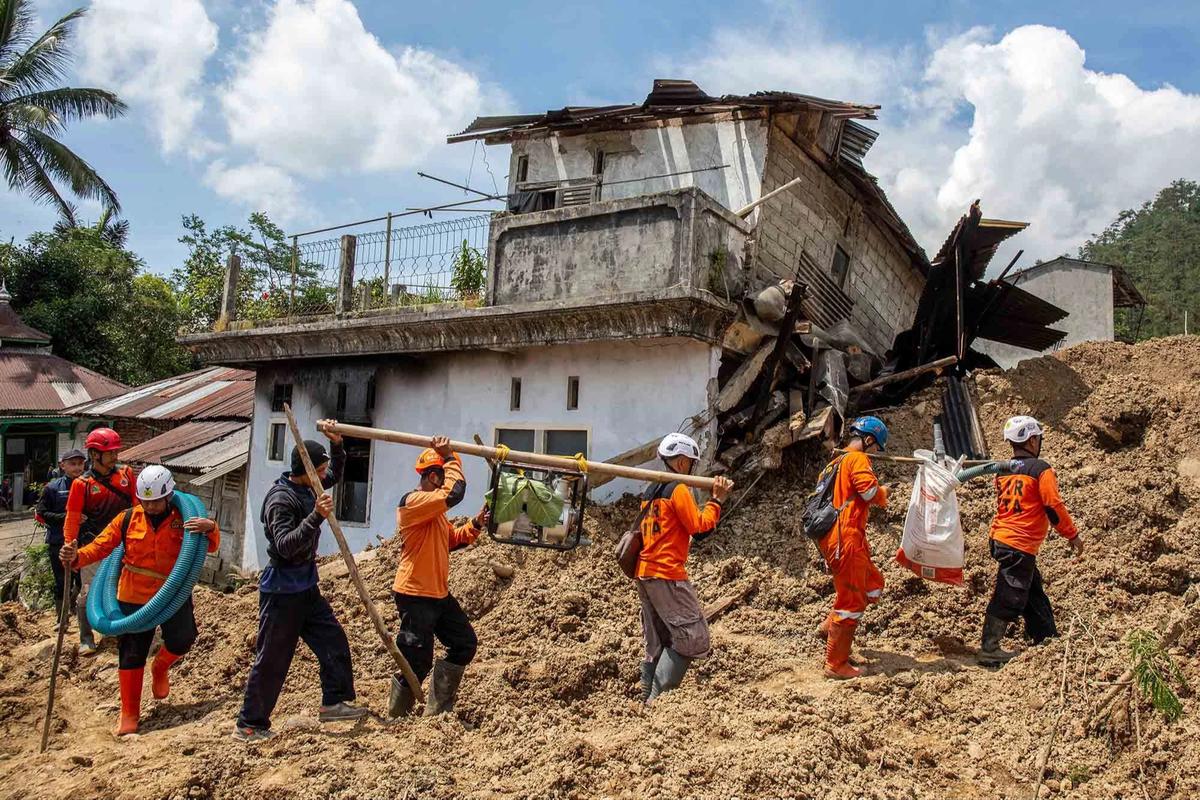 FOTO: Longsor Banjarnegara, Evakuasi Korban Terkendala Kondisi Tanah Masih Labil