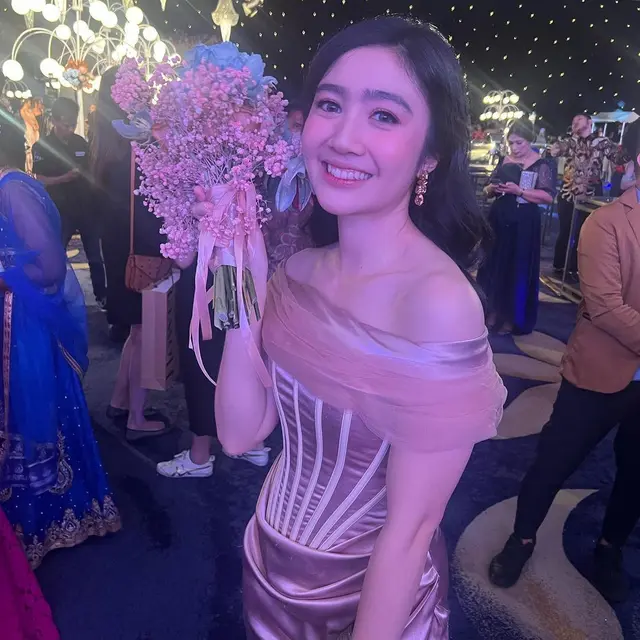 6 Artis Ini Pernah Dapat Buket Bunga dari Pengantin, Fuji Didoakan Menyusul