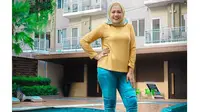 6 Gaya Foto Elly Sugigi Bak ABG, Ada yang di Pinggir Kolam Renang (sumber: Instagram.com/ellysugigi_real)