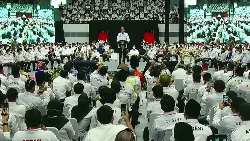 Presiden Jokowi saat menyampaikan pidato di forum Asosiasi Pemerintah Desa Seluruh Indonesia (Apdesi) di Istora Senayan