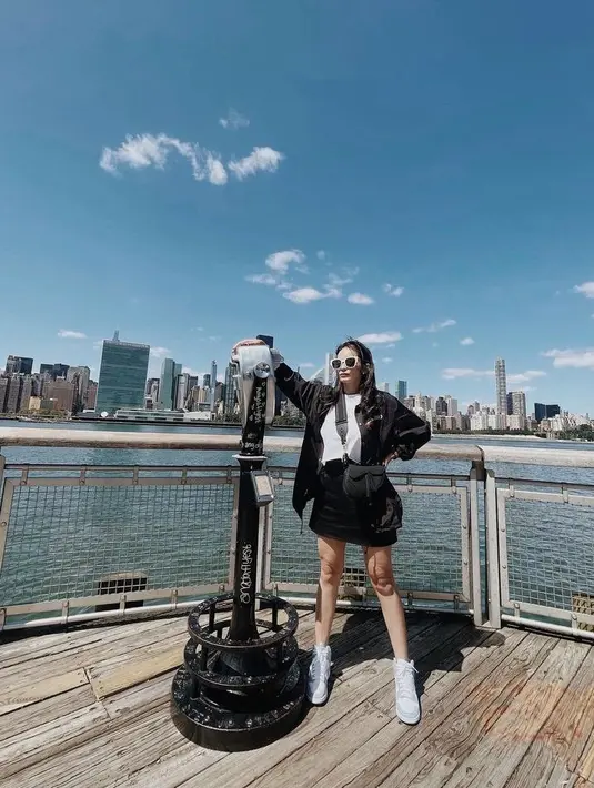 Bisa coba kombinasi blouse v neck, silk floral shirt, pants, dan sepatu boots. Stunning! (Instagram/chelseaislan).