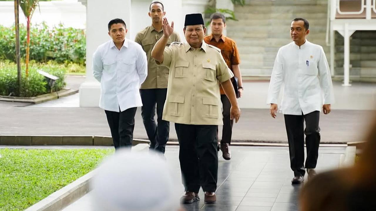 VIDEO: Seskab Teddy Sigap Merapat, Beri Bahu Saat Prabowo Layani Anak-Anak Minta Tanda Tangan