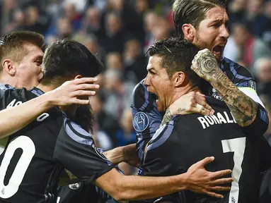 Striker Real Madrid, Cristiano Ronaldo, merayakan gol yang dicetaknya pada laga perempat final Liga Champions melawan Bayern Munchen di Allianz Arena, Rabu (13/4/17). Real Madrid berhasil menundukan Bayern Munchen dengan skor 2-1. (EPA/Filip Singer)