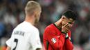 Cristiano Ronaldo tampil sebagai eksekutor dan melepaskan tembakan ke arah kanan penjaga gawang Slovenia, Jan Oblak. (PATRICIA DE MELO MOREIRA/AFP)