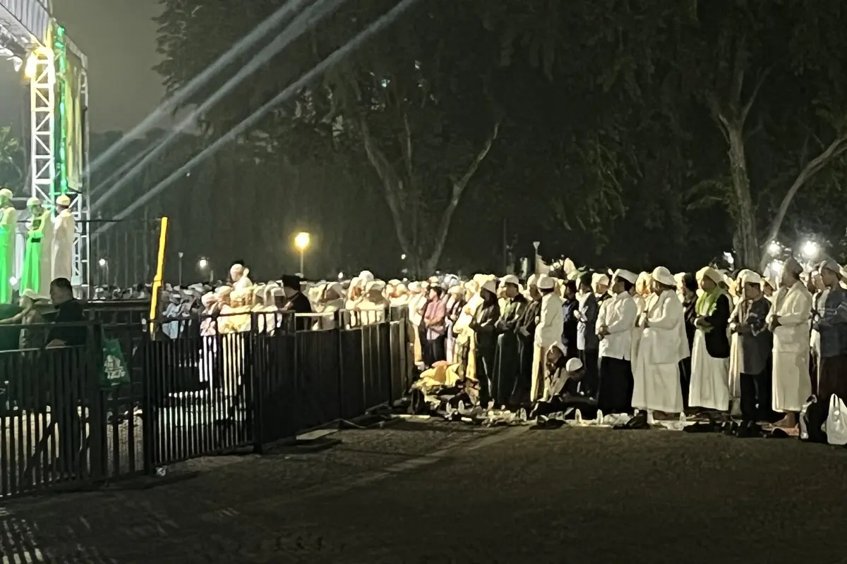 Massa Reuni 212 melaksanakan Salat Gaib berjemaah di kawasan Monumen Nasional (Monas), Jakarta Pusat, Selasa (2/12/2025), untuk para korban bencana Sumatra.