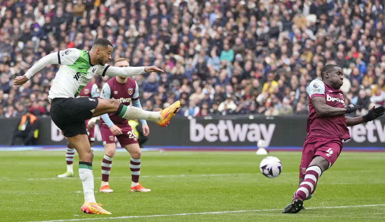 Striker Liverpool, Cody Gakpo melepaskan tendangan ke gawang West Ham United yang berujung gol bunuh diri kiper Alphonse Areola pada laga pekan ke-35 Premier League 2023/2024 di London Stadium, London, Sabtu (27/4/2024). (AP Photo/Kin Cheung)