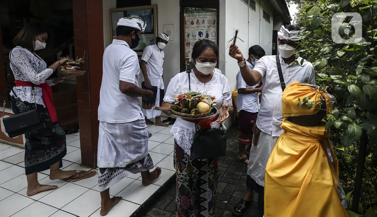 Umat Hindu Bali saat memperingati Hari Raya Galungan di Pura Amerta Jati, Jalan Punak, Pangkalan Jati, Cinere, Depok, Rabu (14/4/2021). Di tengah pandemi COVID-19, Pura Amerta Jati menerapkan protokol kesehatan dan pembatasan umat yang hadir untuk memperingati Galungan. (Liputan6.com/Johan Tallo)