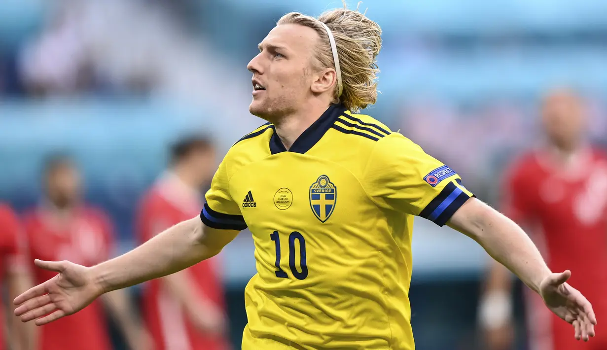 Swedia langsung unggul di awal laga tepatnya di menit ke-2 lewat gelandang Emil Forsberg yang melewati penjagaan Kamil Glik lalu melepaskan sepakan ke pojok kiri gawang Polandia. Swedia unggul 1-0. (Foto: AP/Pool/Kirill Kudyravtsev)