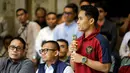Kapten Timnas futsal Indonesia, M Iqbal Rahmatullah memberikan sambutan saat acara audiensi dengan Menpora yang berlangsung di Kemenpora, Senayan, Jakarta, Selasa (12/11/2024) WIB. (Bola.com/Bagaskara Lazuardi)
