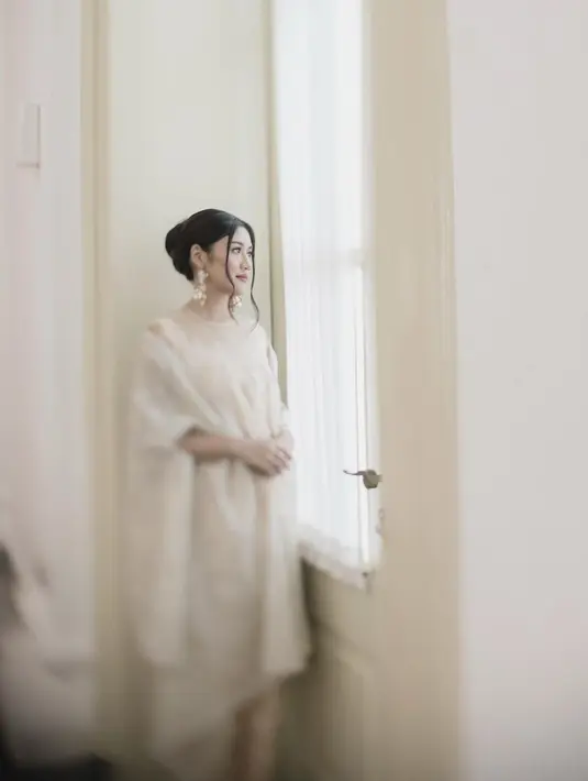 Dibantu oleh fashion stylist Doley Tobing, Putri Indonesia DIY 2022 itu tampil anggun memakai tunik panjang dari Biyan dipadukan celana panjang dan outer. @erinagudono.