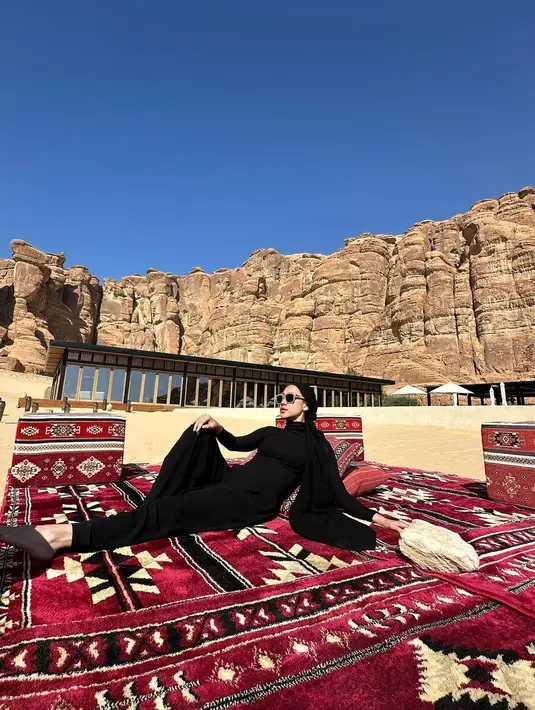 BCL berpose mengenakan outfit serba hitam. Ia mengenakan sebuah dress lengan panjang berwarna hitam dengan turban yang juga berwarna hitam. Mana gaya tertutup BCL yang menurutmu paling menarik perhatian, Sahabat FIMELA? [Foto: Instagram/itsmebcl]