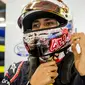 Pebalap Indonesia, Sean Gelael saat bersiap melakukan debutnya pada sesi tes bebas pertama bersama tim Toro Roso di F1 GP Singapura (16/9/2017). Sean tampil tenang tanpa masalah pada debut tersebut. (Bola.com/Toro Roso)