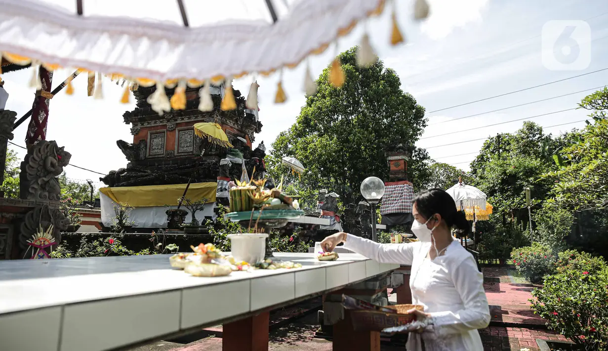 Umat Hindu membuat persiapan untuk upacara Tawur Agung Kesanga di Pura Amerta Jati, Cinere, Depok, Rabu (2/3/2022).  Upacara Tawur Agung Kesanga tersebut tahun ini hanya diikuti pemuka umat Hindu dan perwakilan dari pura sekitar dengan jumlah terbatas. (Liputan6.com/Faizal Fanani)