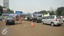 Sejumlah kendaraan mengantri untuk melakukan uji emisi di Gelora Bung Karno, Jakarta, Selasa (17/5). Pemkot Administrasi Jakpus melakukan uji emisi kendaraan selama tiga hari untuk mengevaluasi kualitas udara perkotaan. (Liputan6.com/Gempur M Surya)